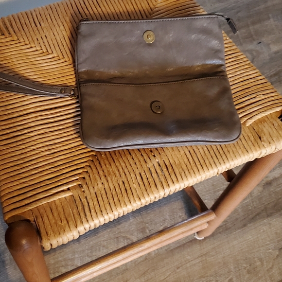 Vera Wang Wristlet ⚜️🤎⚜️ - Picture 3 of 7